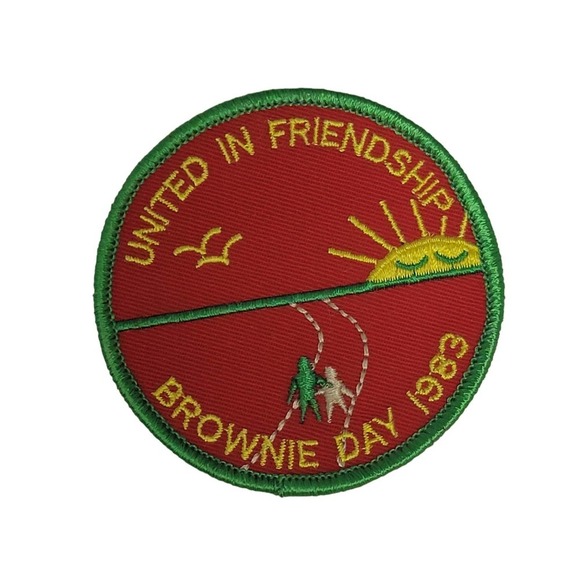 VTG Eighties Sew On Embroidered Patch, 3" Circle, Girl Scout Friendship 1983 - Picture 1 of 5